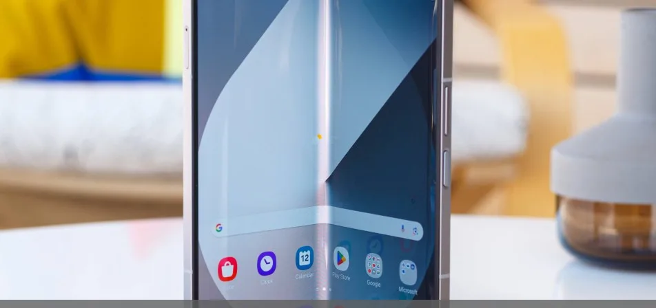 Samsung Galaxy S24 neben den Smartphones Galaxy Z Fold6 und Galaxy Z Flip6