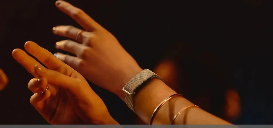 Fitbit Air Metal Mesh bands in Champagne Gold and Polished Silver