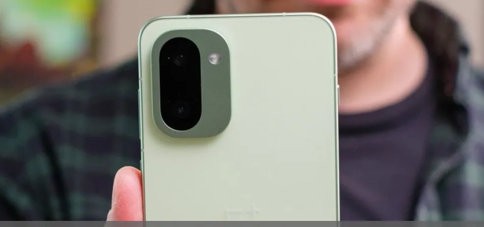 Kuvituskuva huhutusta OnePlus 16R -älypuhelimesta, jossa on kolme takakameraa
