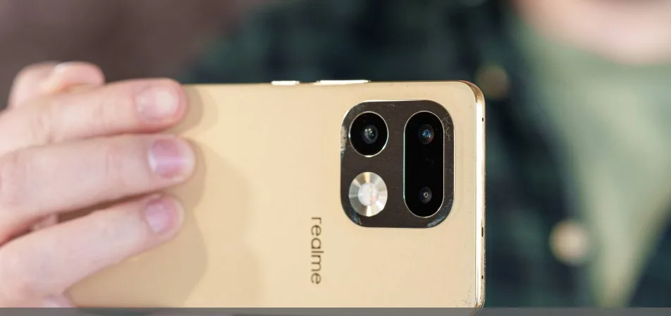 Concept di smartphone Realme trapelato con ampio modulo fotografico posteriore