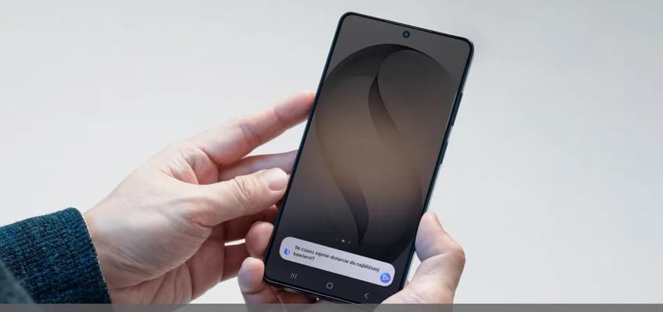 Smartphone Samsung Galaxy affichant les fonctions linguistiques de Galaxy AI et Bixby