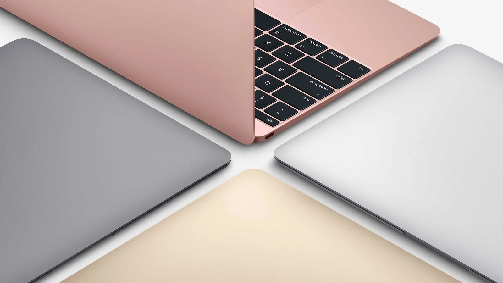 Apple 12-Zoll-MacBook neben einem iPad der 6. Generation und BeatsX-Kopfhörern