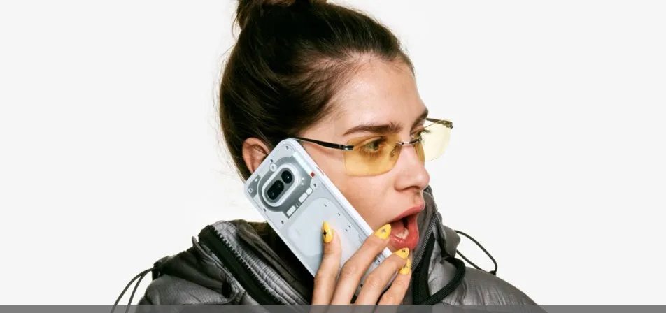 Nothingが開発中と報じられたカメラ搭載型と音声専用型のスマートグラスのイメージ