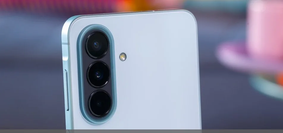 報じられたGalaxy A58のカメラ更新を示すSamsung Galaxy A57スマートフォン