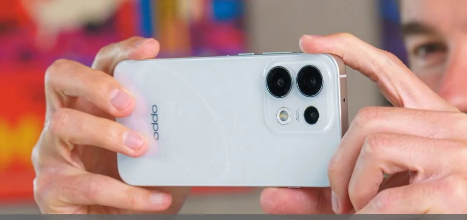 Image conceptuelle d’un smartphone Oppo Reno17 avec un grand module photo arrière