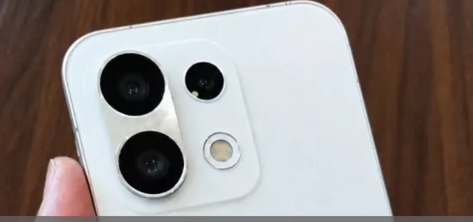 Läckt bild av Oppo Reno17-smartphonen när den hålls i handen