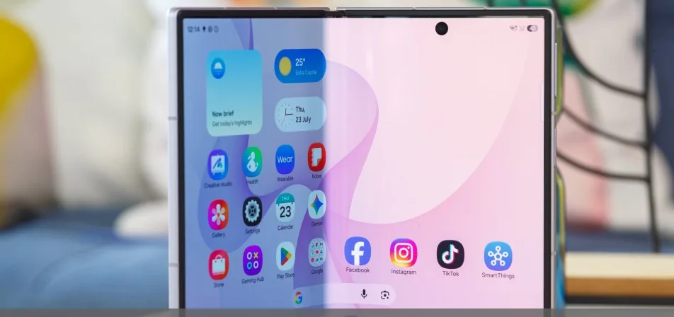 Samsung Galaxy Z Fold8 рядом со схемой работы микросхем драйверов дисплея