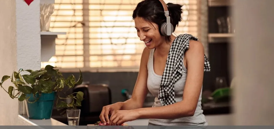 Logotipo de YouTube Premium en un dispositivo junto a un concepto de audiolibro