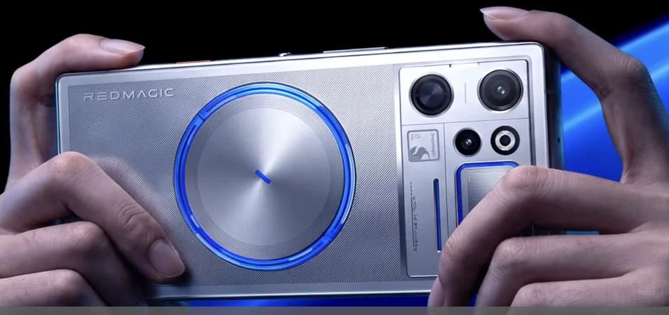 Gamingmobilen RedMagic 12 Pro+ med sin RGB-belysta vätskekylningsmodul