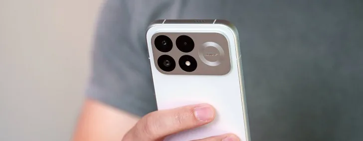 Poco F9 Pro Smartphone mit sichtbarem Kameramodul und Glasrückseite