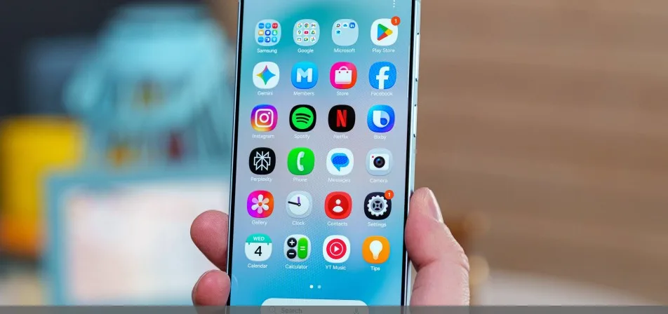 Samsung Galaxy S27+ -älypuhelin SmartTag-paikantimen vieressä