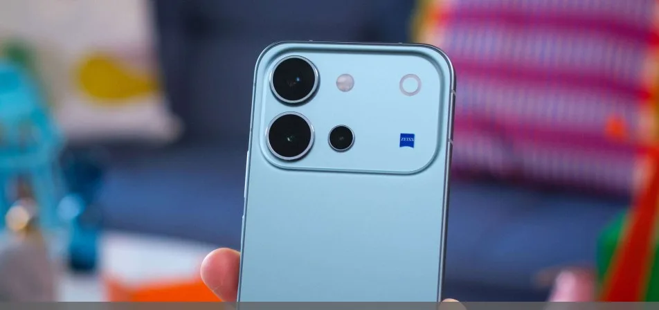 Smartphone vivo V80 dans sa finition bleu-vert, avec son îlot photo arrière visible